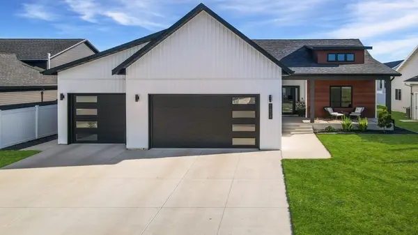 1608 Woodlands WAY SE, Minot, ND 58701