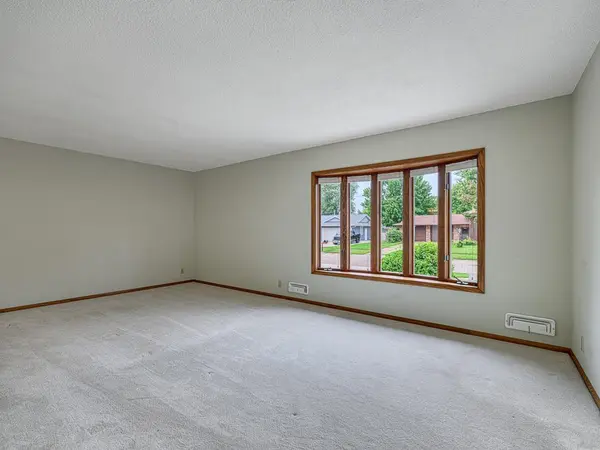 841 Cortland DR, Apple Valley, MN 55124