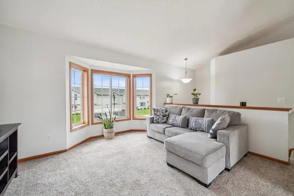 2079 Brittany CT, Shakopee, MN 55379