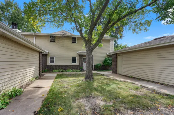 952 E Travelers TRL #50, Burnsville, MN 55337