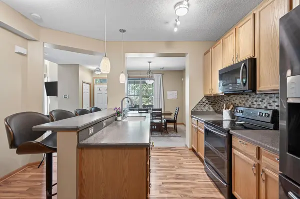 1632 Legacy Pkwy E #1, Maplewood, MN 55109