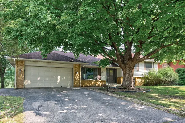 104 Knoll CIR E, Burnsville, MN 55337