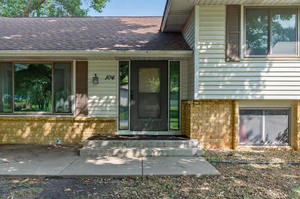 104 Knoll CIR E, Burnsville, MN 55337