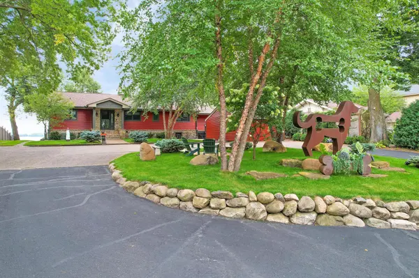 6631 N Shore TRL N, Forest Lake, MN 55025