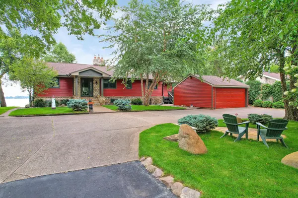 6631 N Shore TRL N, Forest Lake, MN 55025