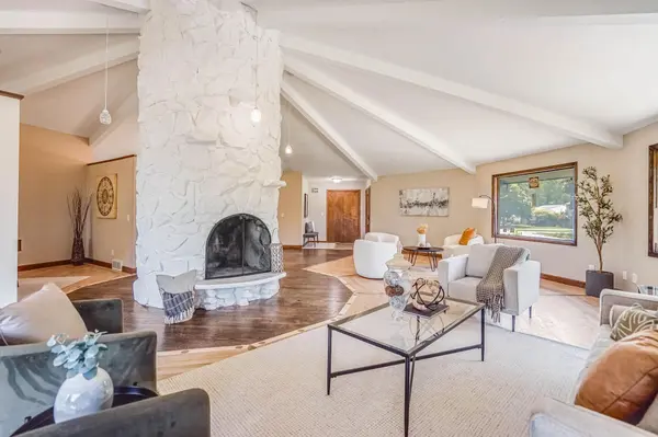 1000 Winston CIR, Mendota Heights, MN 55118