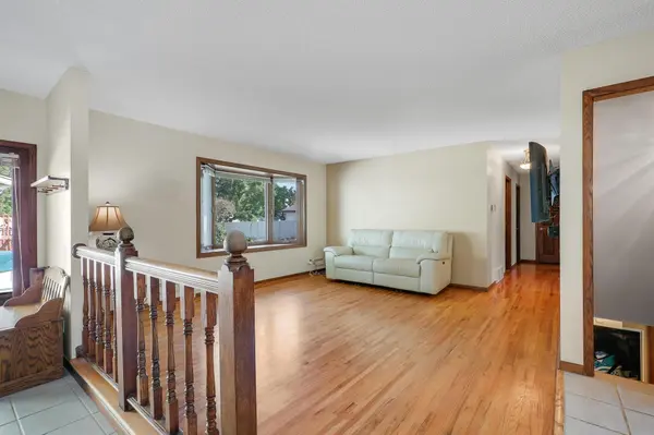 889 Whitney DR, Apple Valley, MN 55124
