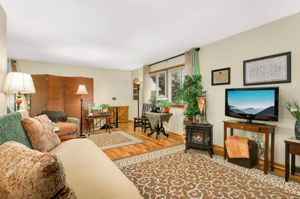 4994 Grenwich TRL N, Oakdale, MN 55128