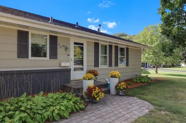 9018 Kell CIR, Bloomington, MN 55437