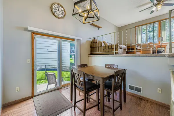 7061 Upper 17th ST N, Oakdale, MN 55128