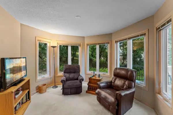 537 Crestview Forest DR S, Maplewood, MN 55119