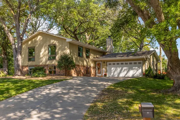 7136 Coachwood CIR, Woodbury, MN 55125