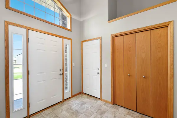 1060 Parkway LN, West Fargo, ND 58078