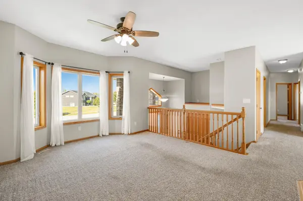 1060 Parkway LN, West Fargo, ND 58078