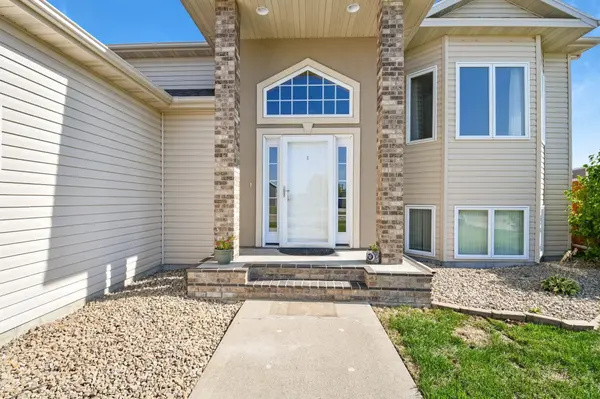 1060 Parkway LN, West Fargo, ND 58078