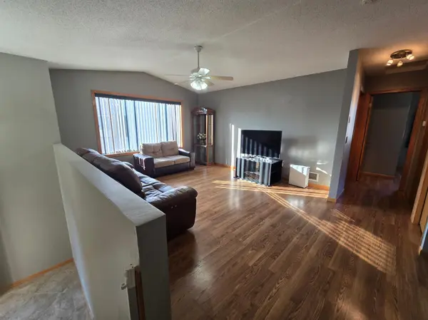 1530 Mcintosh CIR, Shakopee, MN 55379
