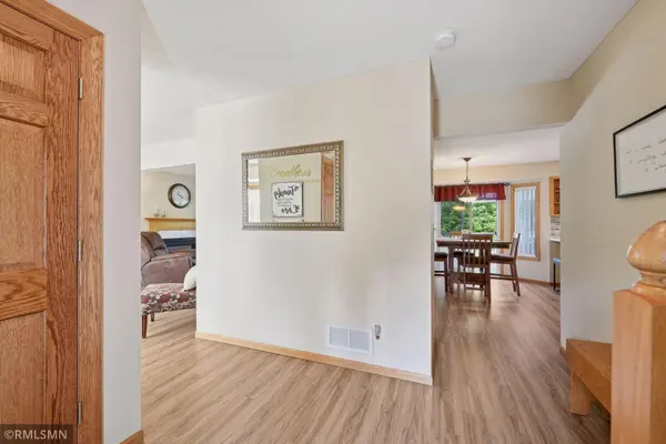 986 Sunny Ridge DR, Carver, MN 55315