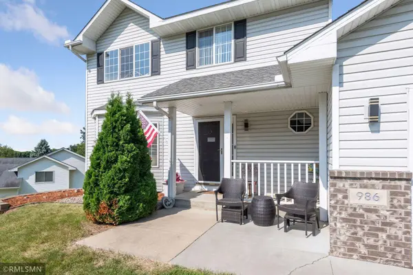 986 Sunny Ridge DR, Carver, MN 55315