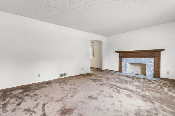 2000 Runnymeade CT, Minnetonka, MN 55305