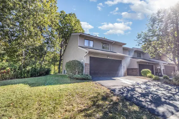2338 Hillwood DR E, Maplewood, MN 55119