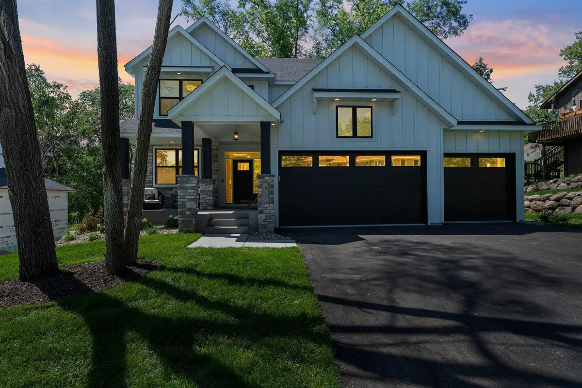 932 Orchard LN, Roseville, MN 55113