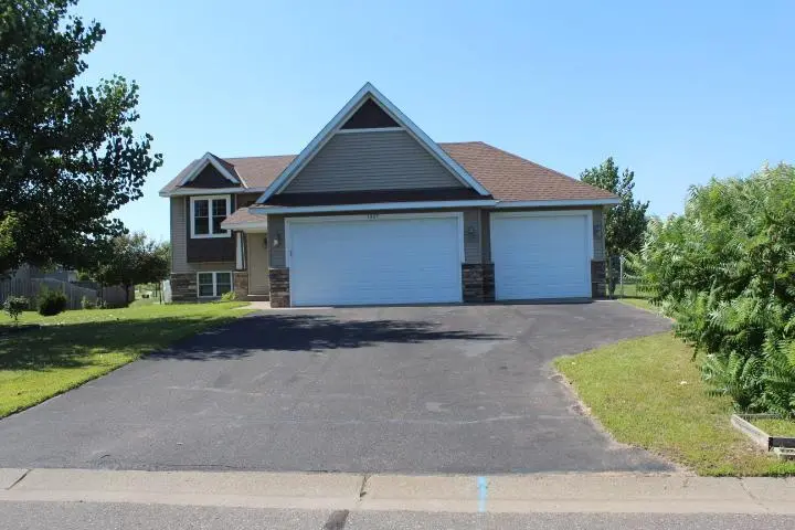 1027 Taft ST S, Cambridge, MN 55008