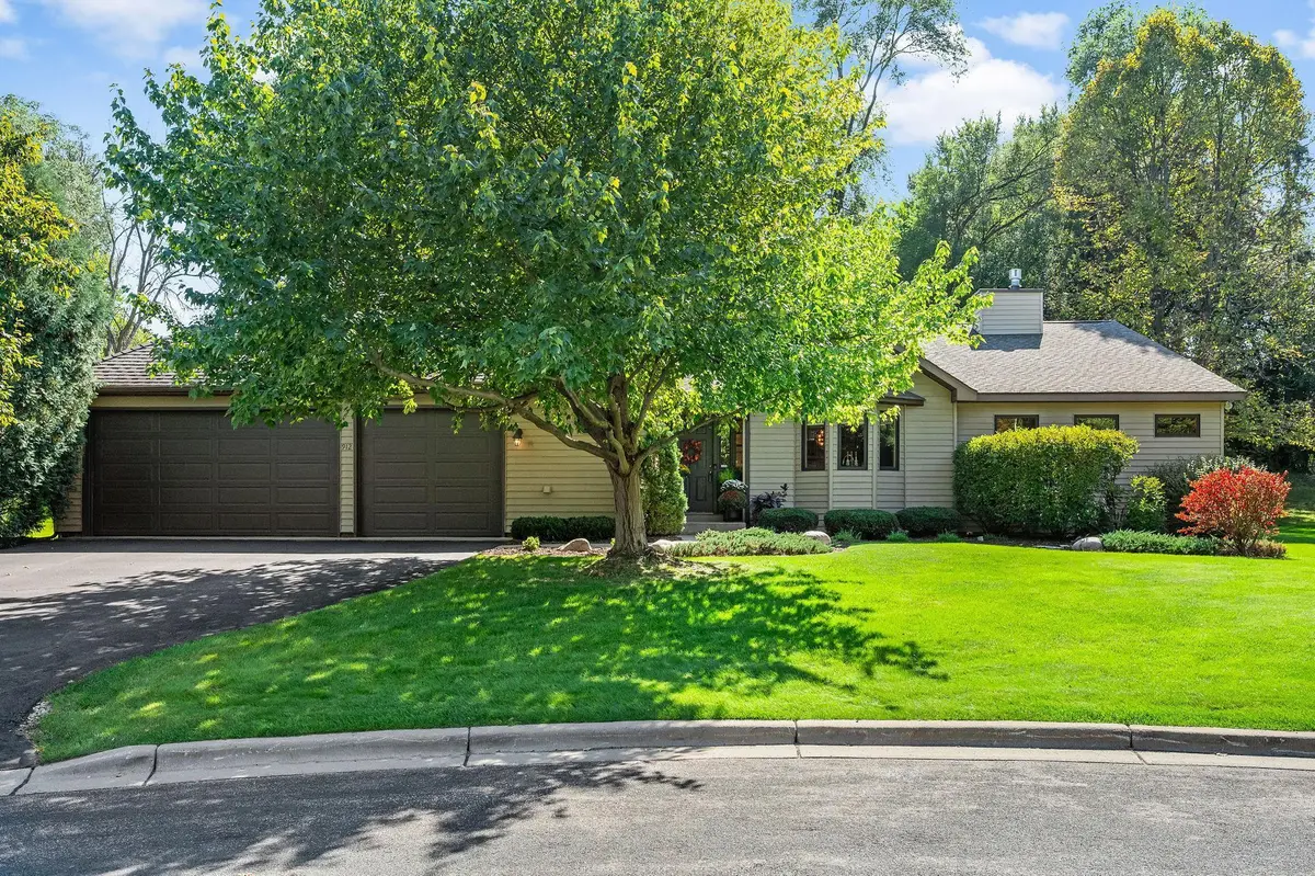 912 Crown CT, Mendota Heights, MN 55118