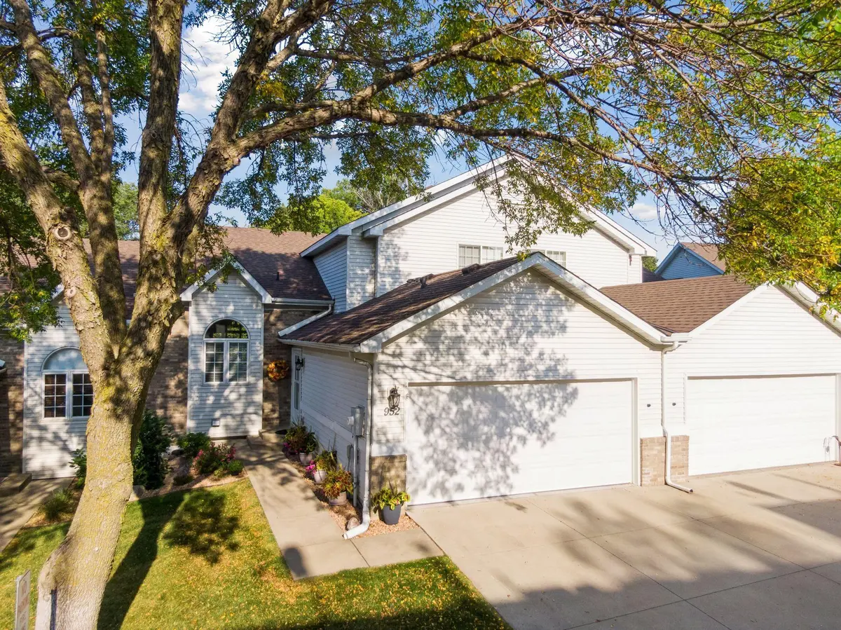 952 Kimberly LN, Chanhassen, MN 55317