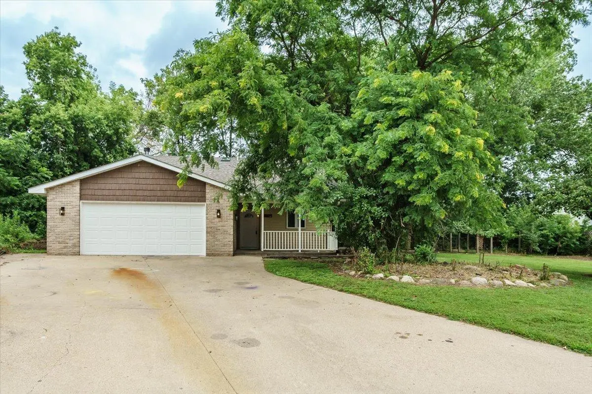 819 Dorland RD S, Maplewood, MN 55119