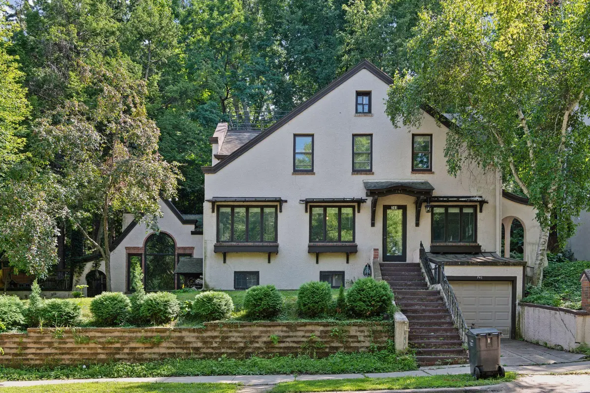 741 Kenwood Pkwy, Minneapolis, MN 55403