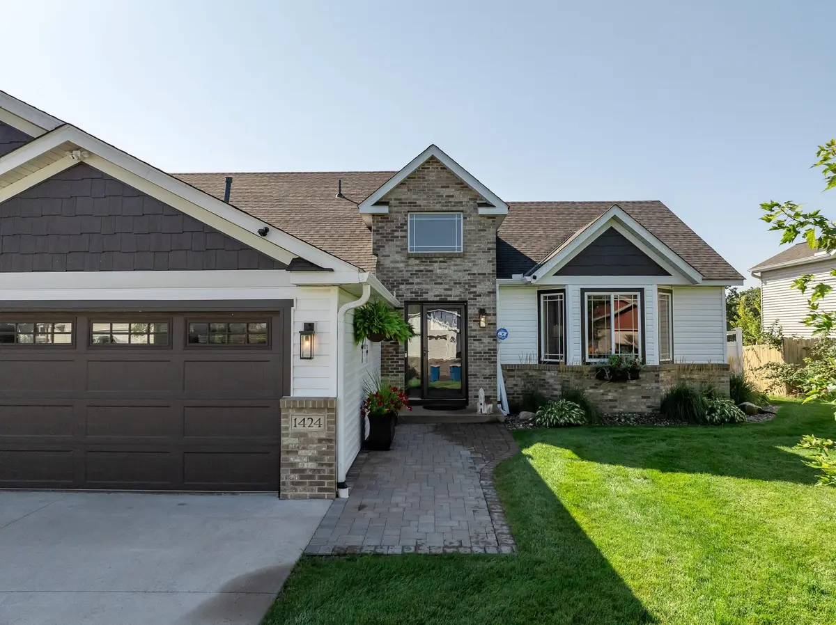 1424 Hillside CT, Sauk Rapids, MN 56379