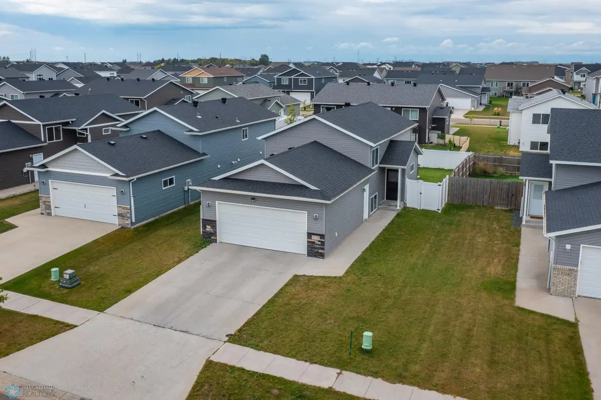 2728 Westwood ST W, West Fargo, ND 58078