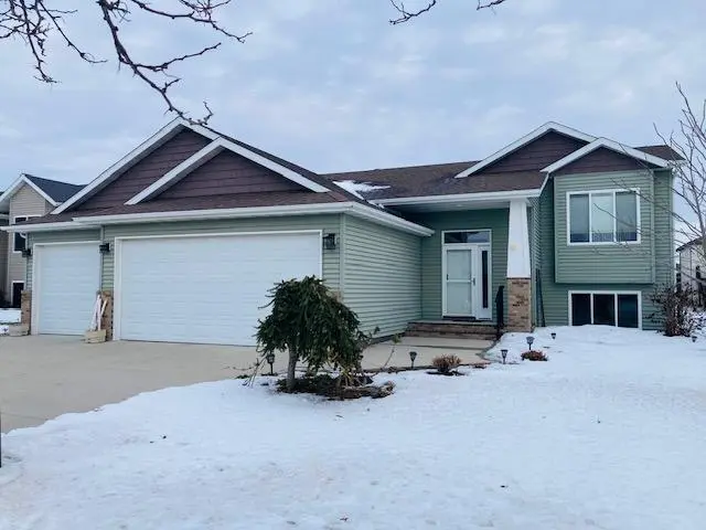 2002 S 35 Street CIR S, Moorhead, MN 56560