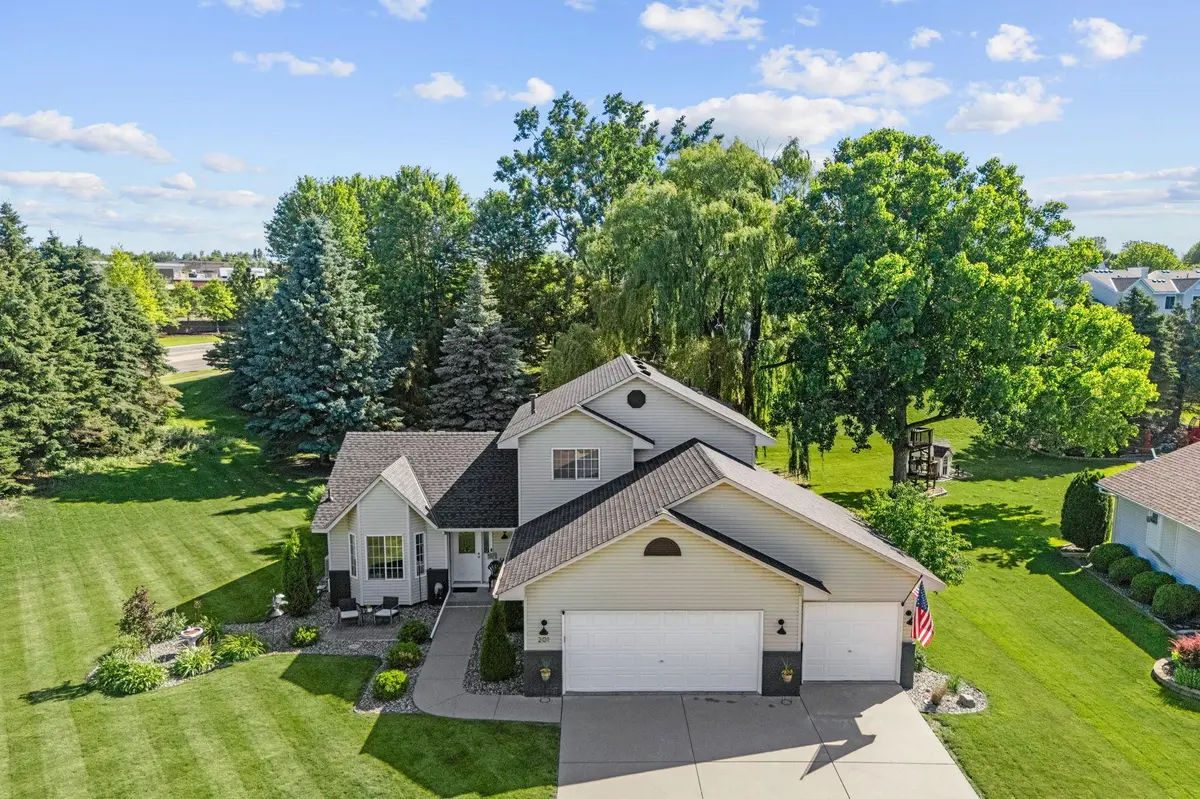 201 Pendryn Hill Curve, Woodbury, MN 55125