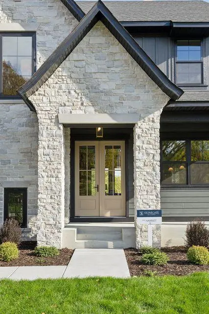 9511 Eagle Ridge RD, Chanhassen, MN 55317