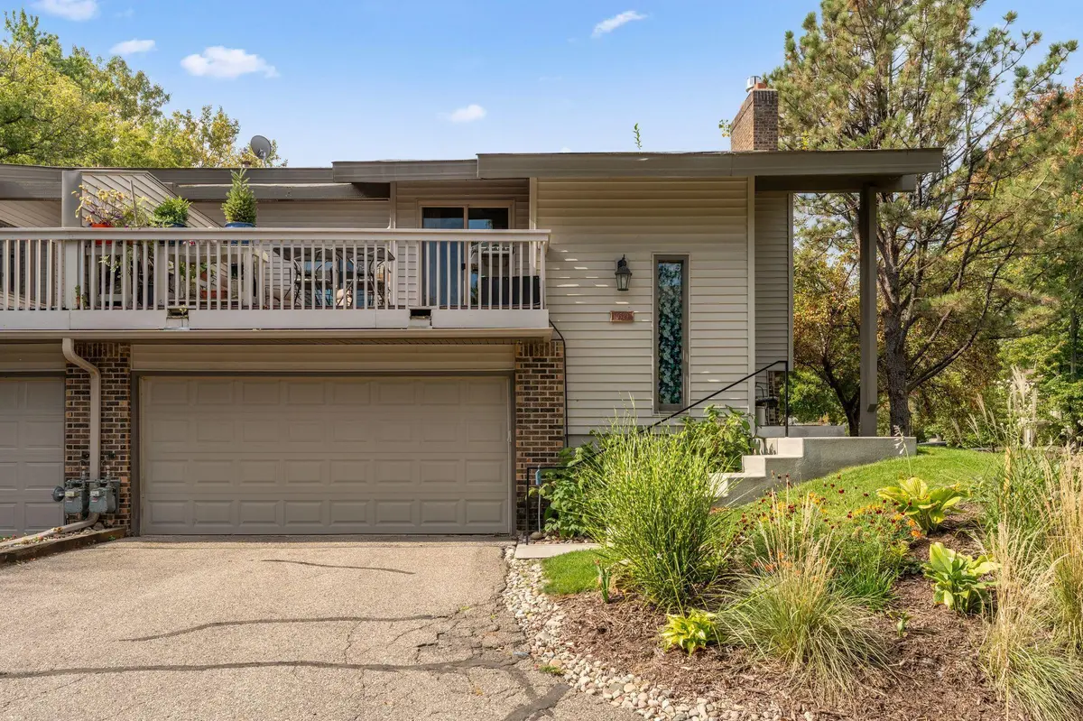 9529 Hartford CIR, Eden Prairie, MN 55347