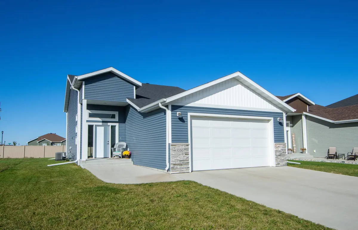 1050 Albert DR W, West Fargo, ND 58078