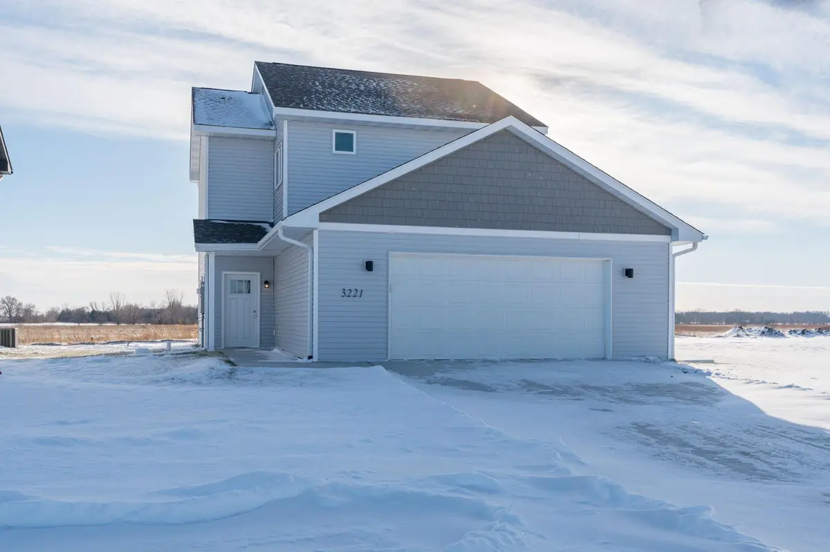 3221 Bassett DR, Mankato, MN 56001