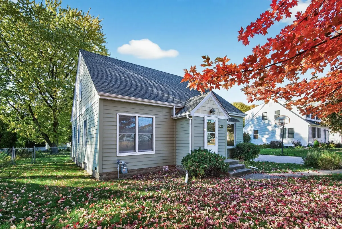 1049 Sterling ST N, Maplewood, MN 55119