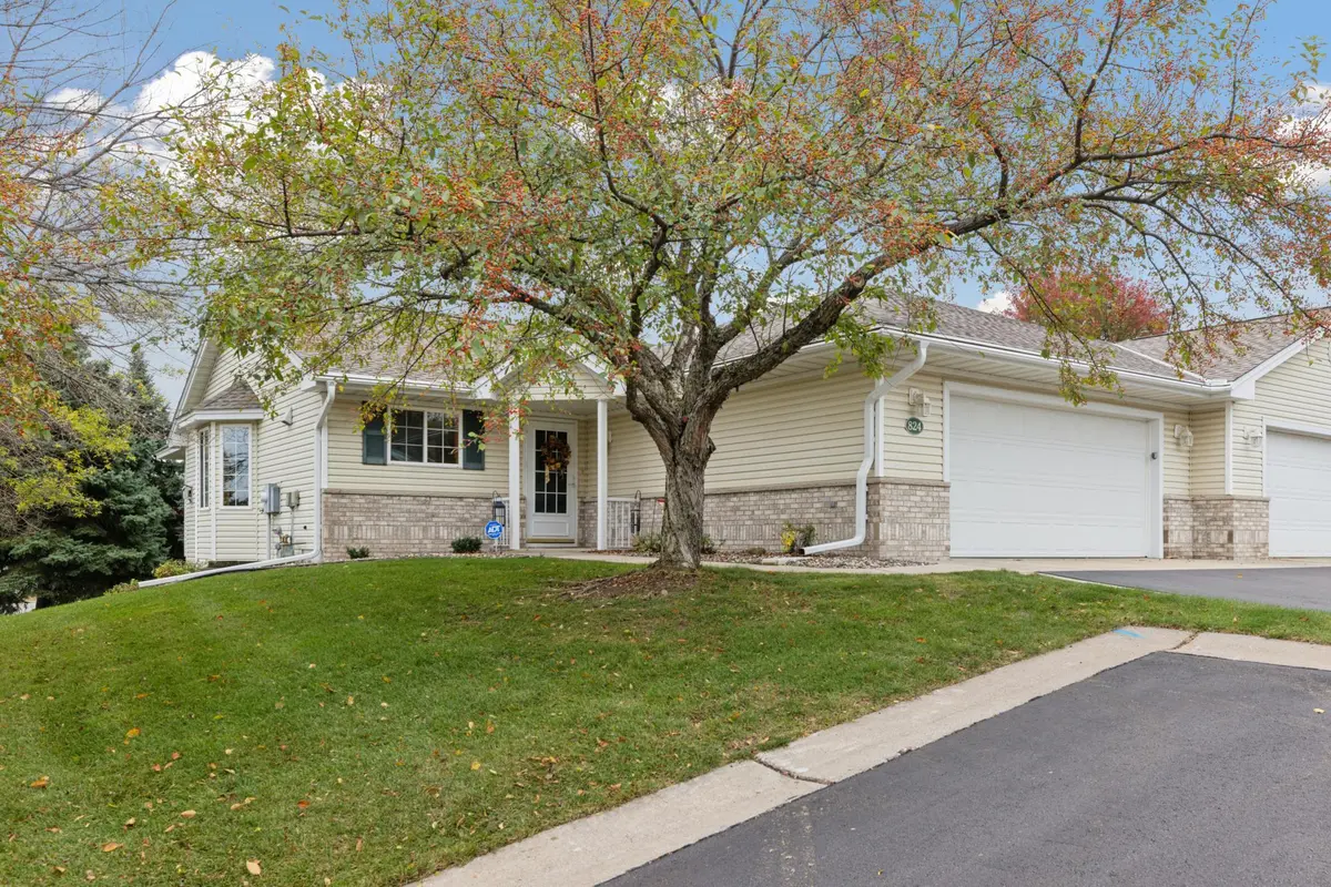 824 Woodland DR, Mahtomedi, MN 55115