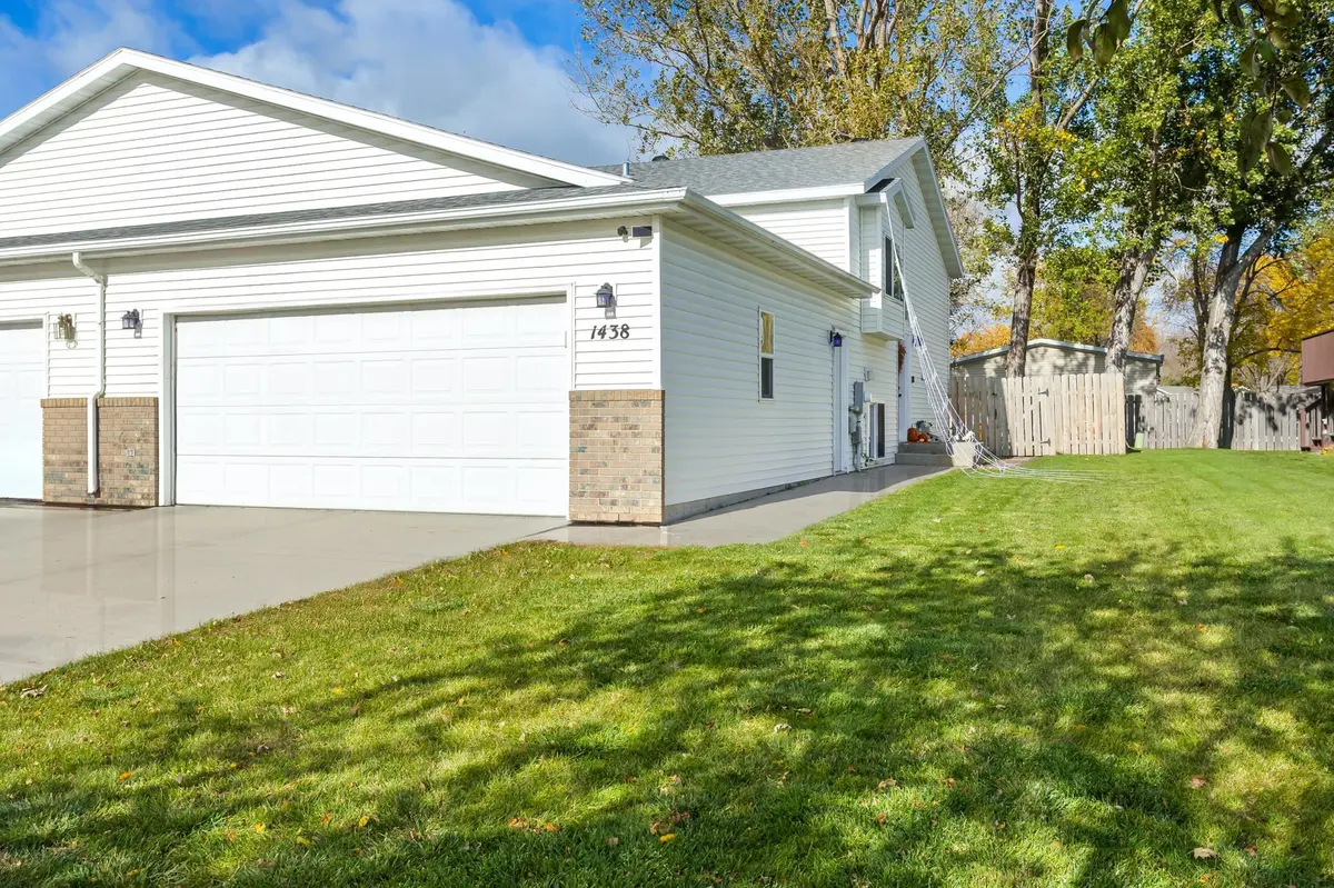 1438 Suntree DR, West Fargo, ND 58078