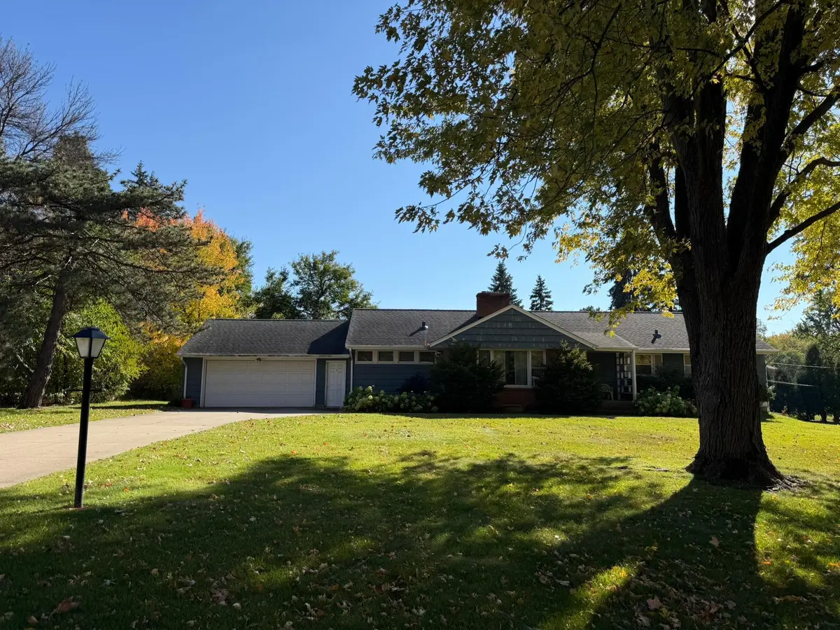 4 Dorset RD, Mendota Heights, MN 55118