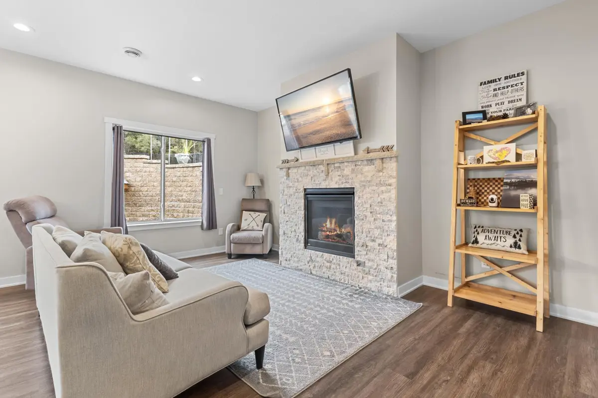 327 Larkspur LN, Cannon Falls, MN 55009