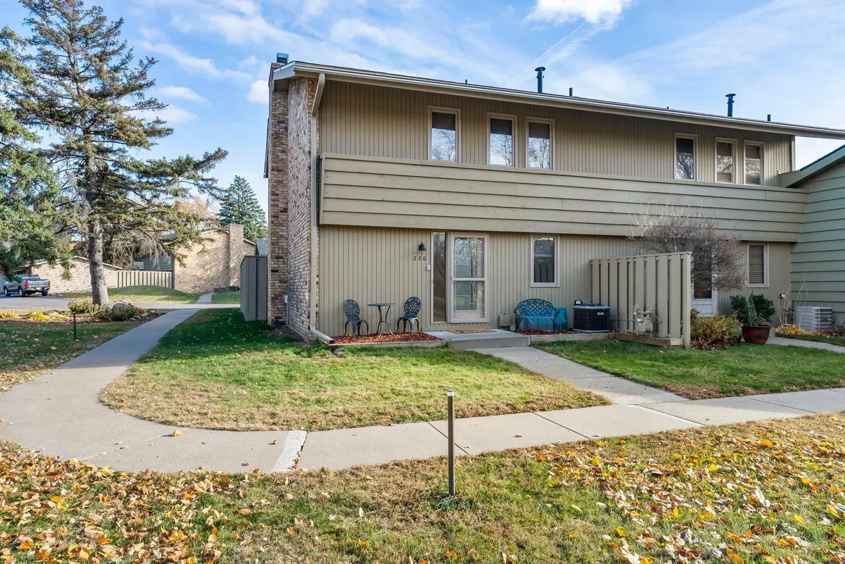 220 Windsor LN, New Brighton, MN 55112