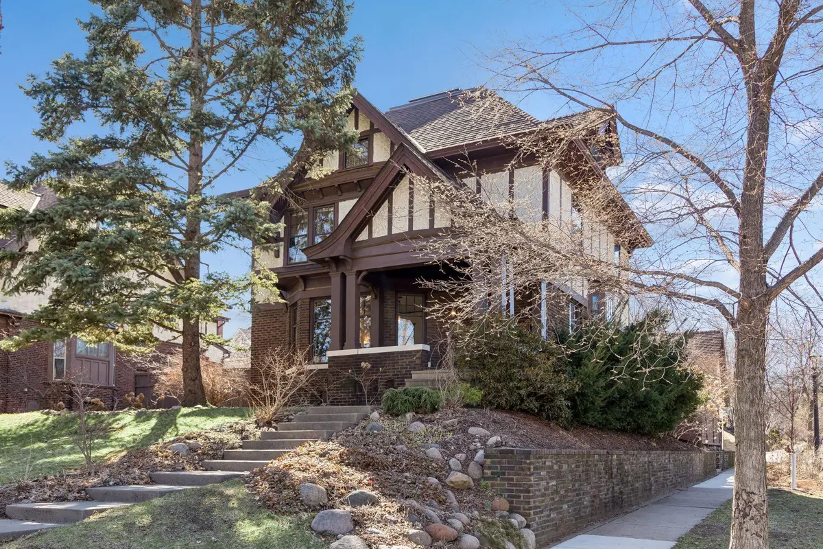 143 Lexington Pkwy N, Saint Paul, MN 55104