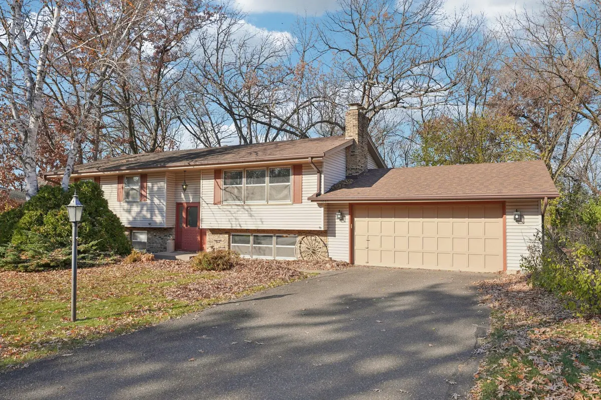 1051 Tiller LN, Shoreview, MN 55126