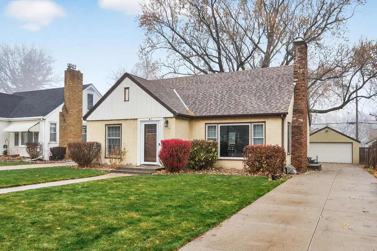 911 Montana AVE W, Saint Paul, MN 55117