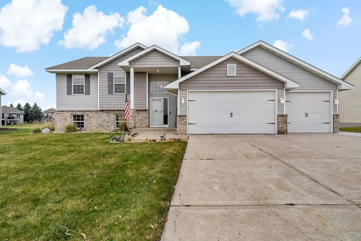 981 Farmers Ridge TRL, Belle Plaine, MN 56011