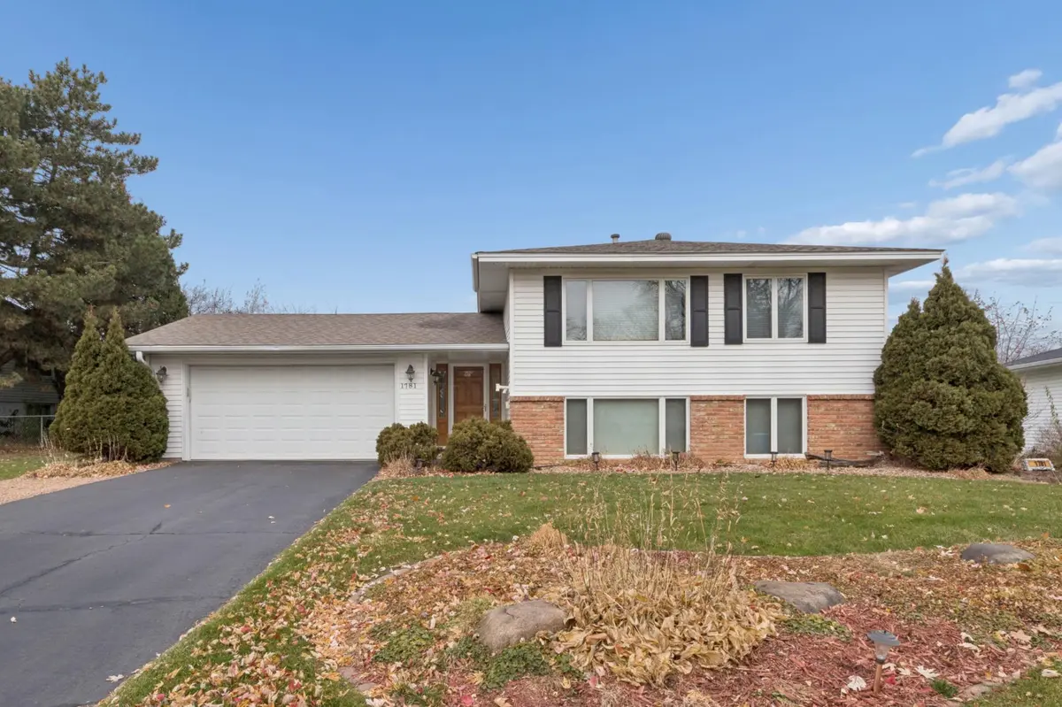 1781 Serpentine DR, Eagan, MN 55122