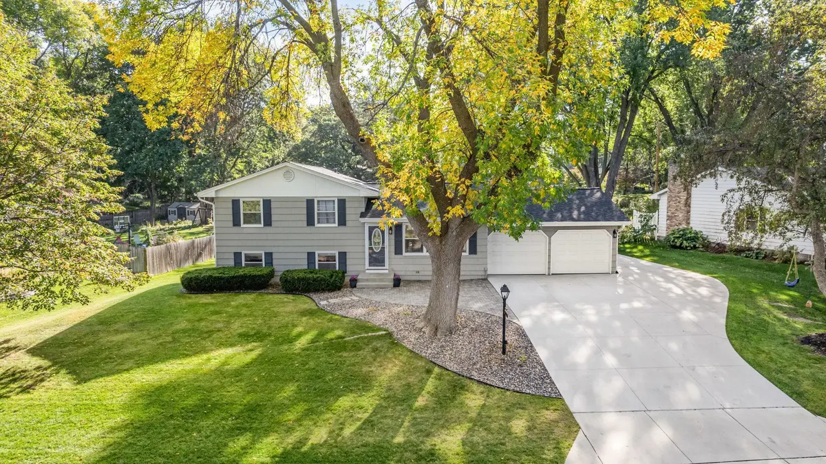 1749 Lamplight DR, Woodbury, MN 55125